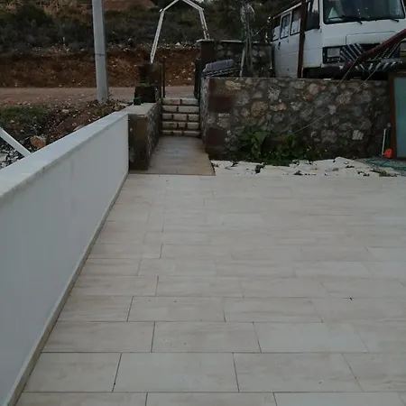 Cozy House With Garden In Peaceful Apartman