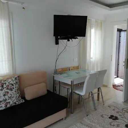 Cozy House With Garden In Peaceful Apartman